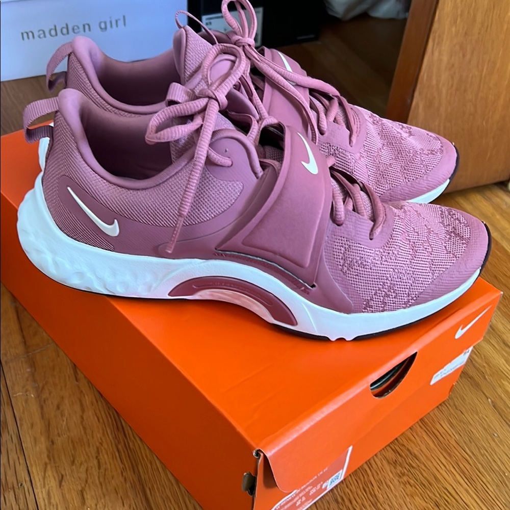 NWT Nike Women's Renew in-season Trainer 12 Pink Athletic Shoes